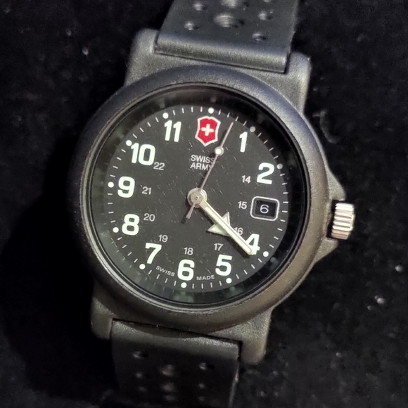 [SOLD] 30mm Victorinox Swiss Army Renegade Watch Black Women's Small In Box - Picture 4 of 9